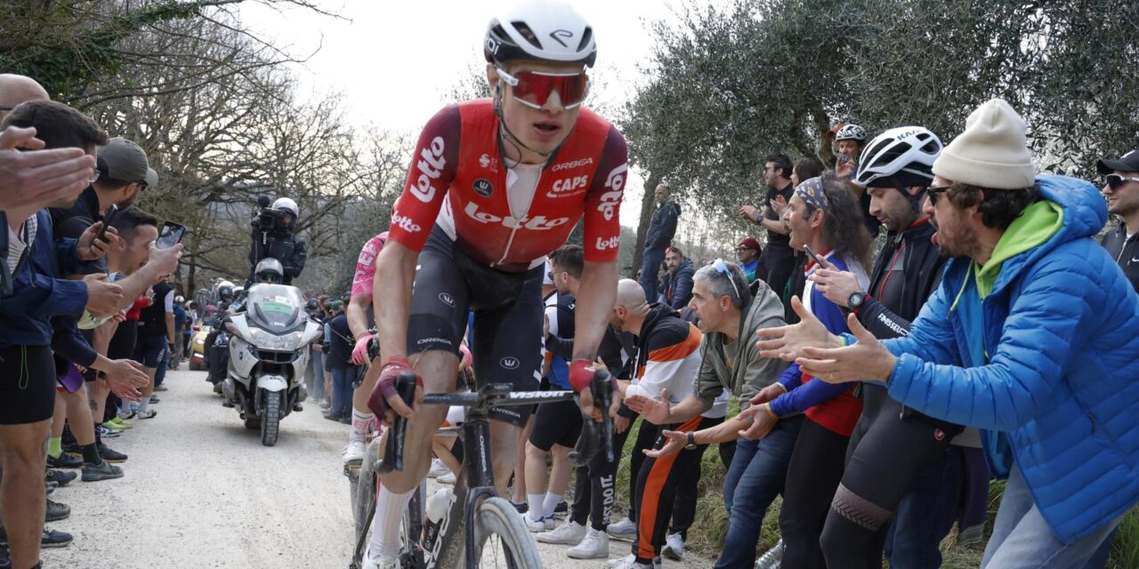 Lennert Van Eetvelt koerst met gebroken voet: “Frustrerend, maar kan resetten richting Tour”