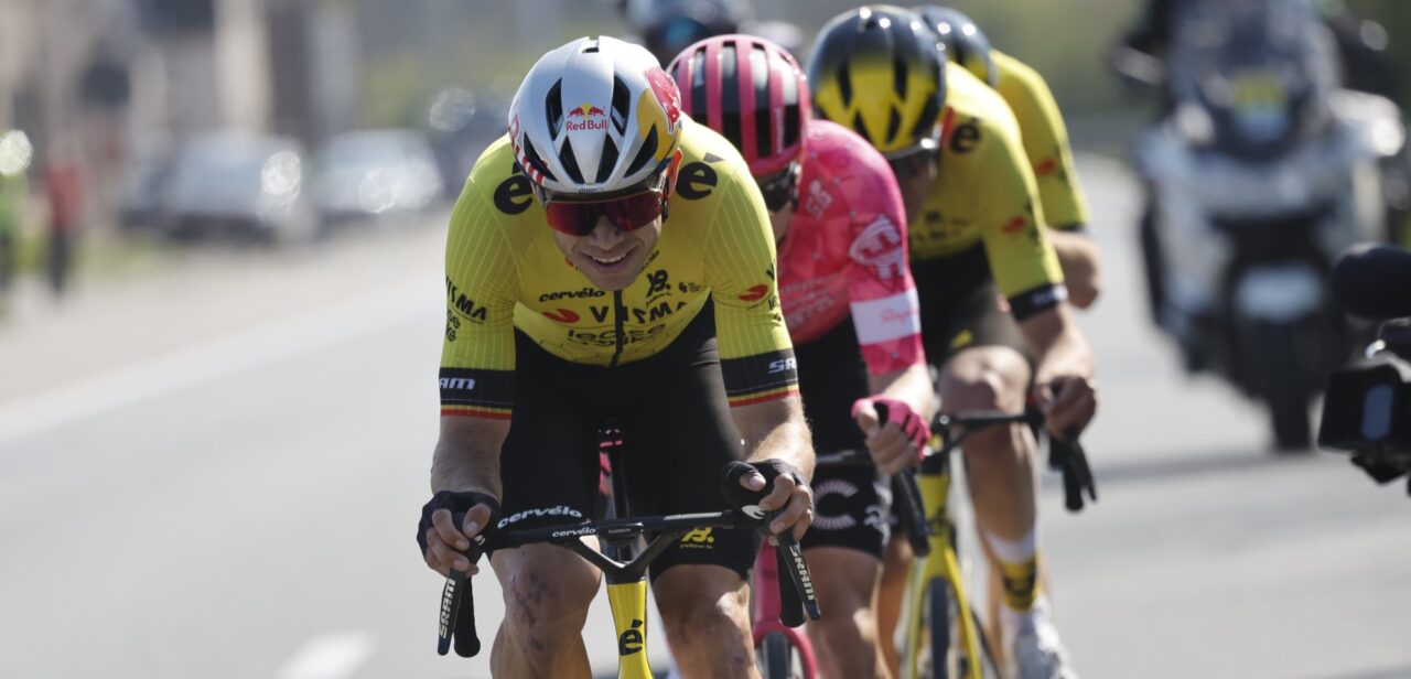 Kranten zien ‘enorme opdoffer’ en ‘debacle’ voor Wout van Aert in Dwars door Vlaanderen