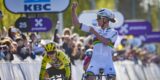 Recordzege doet Lotte Kopecky weinig in Ronde van Vlaanderen: “Blij dat ik kon winnen in regenboogtrui”