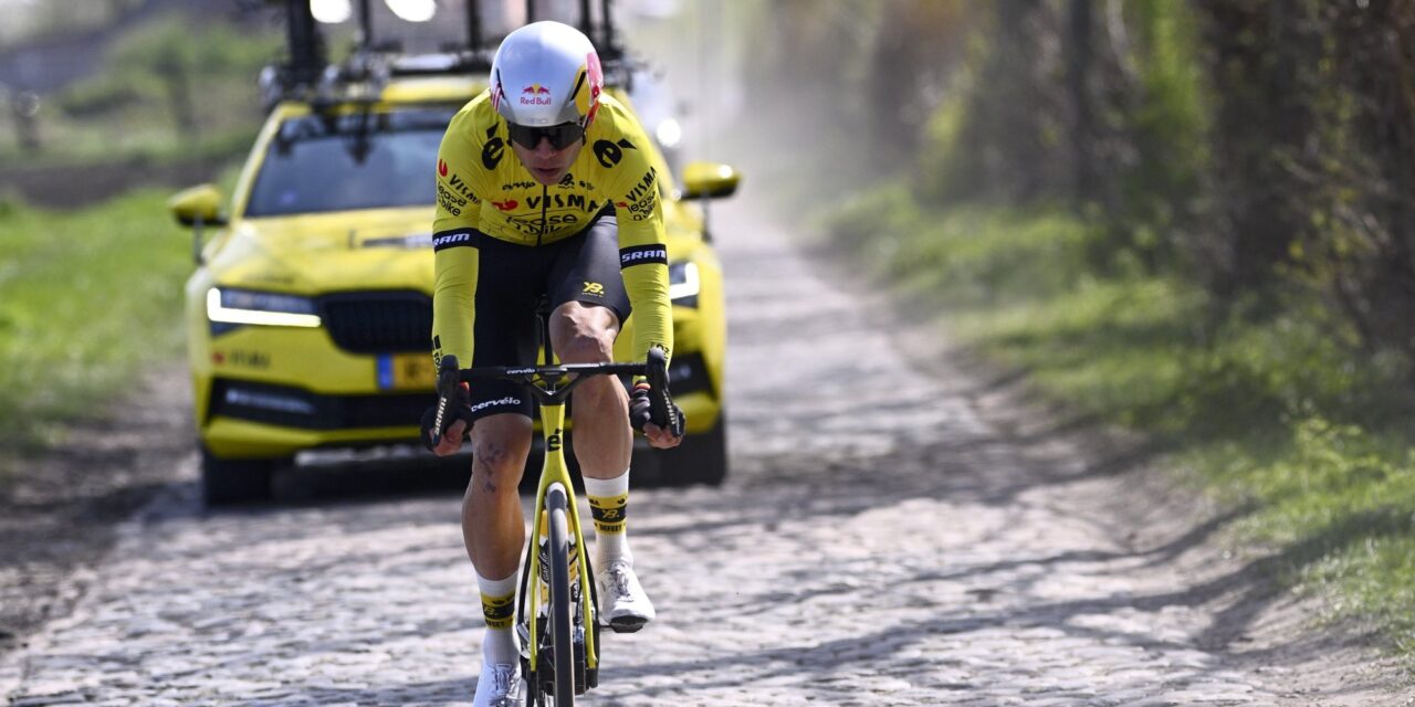 Wout van Aert test verschillende fietsen tijdens Roubaix-verkenning