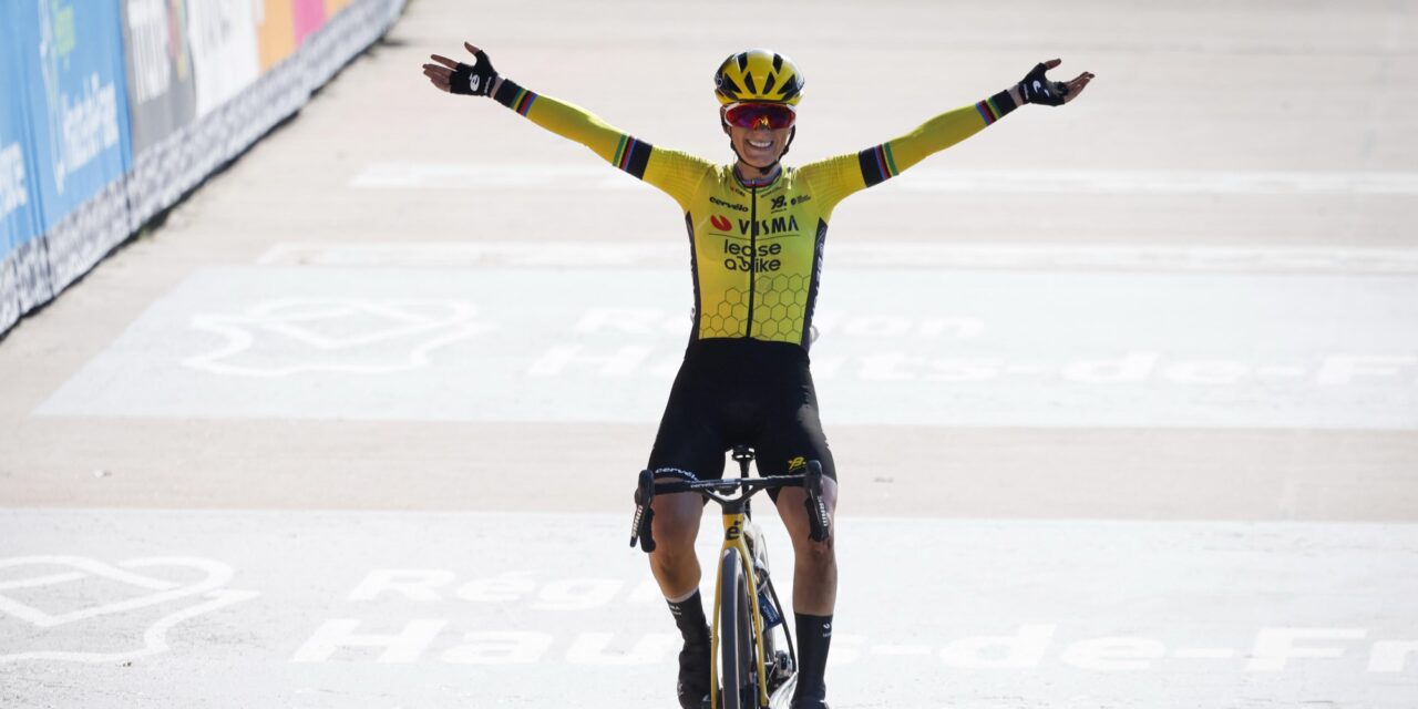 Ferrand-Prévot bezorgt Visma | Lease a Bike zege in vermakelijke Parijs-Roubaix Femmes, Wiebes derde 