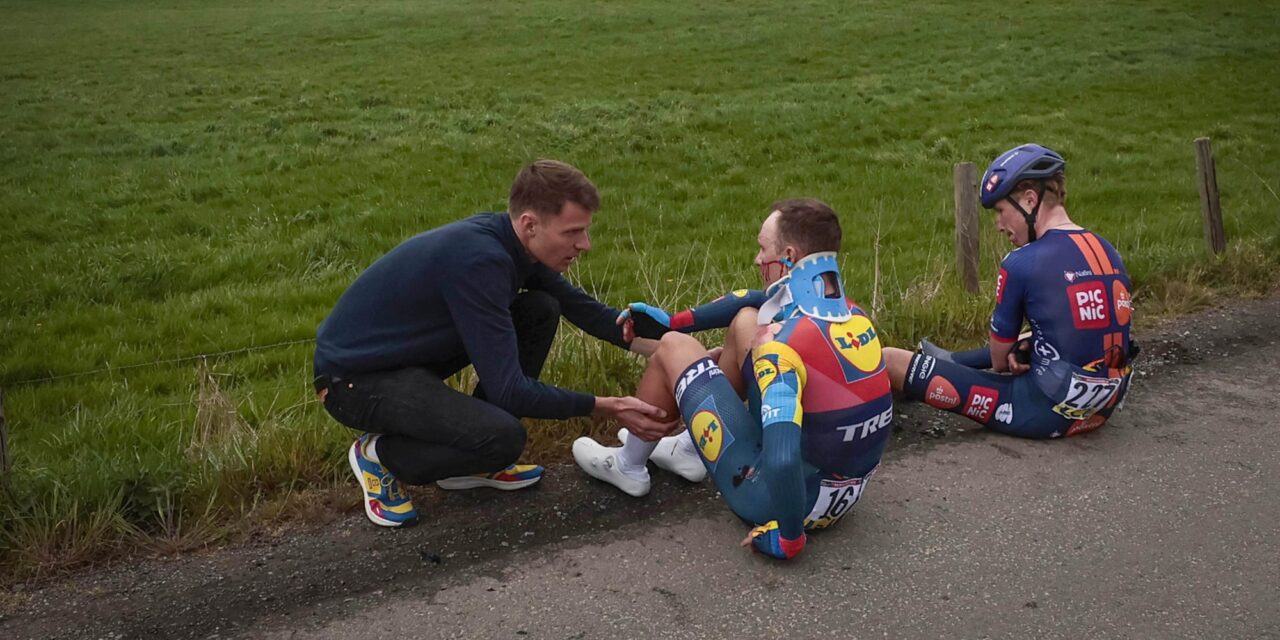 ‘De Hel’ maakt weer veel slachtoffers: tal van botbreuken en andere blessures na Parijs-Roubaix
