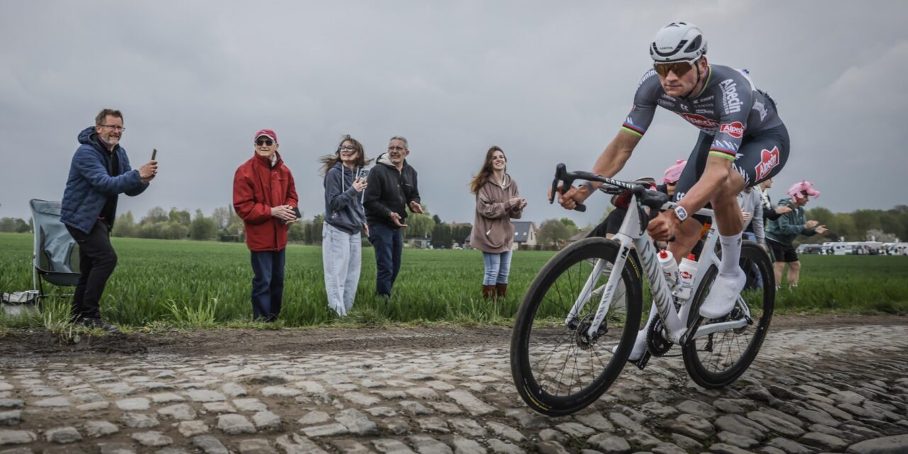 Razendsnelle fietswissel voor solerende Mathieu van der Poel op Carrefour de l’Arbre