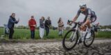 Razendsnelle fietswissel voor solerende Mathieu van der Poel op Carrefour de l’Arbre