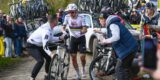 Tadej Pogacar vliegt uit de bocht en valt op de kasseien, Mathieu van der Poel blijft net overeind