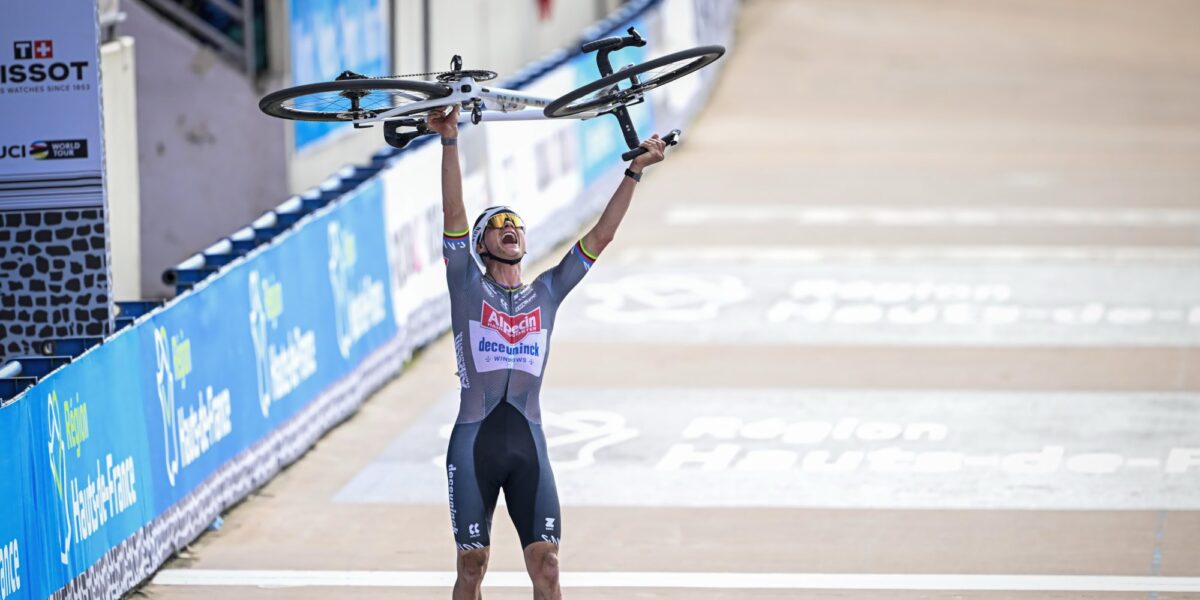 Media maken diepe buiging voor 'keizerlijke' Mathieu van der Poel: "Op