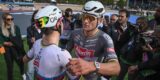 Mathieu van der Poel leert Tadej Pogacar wijze lessen op de keien