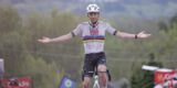 Tadej Pogacar laat Evenepoel en andere concurrenten alle kleuren van de regenboog zien in Waalse Pijl