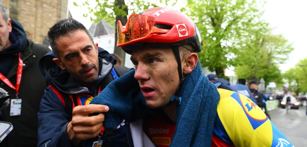 Thibau Nys (8ste) werd bevangen door de kou in Waalse Pijl