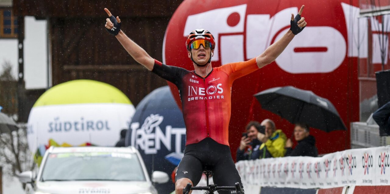 Thymen Arensman slaat op grootse wijze dubbelslag in vierde etappe Tour of the Alps