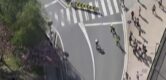 Gedeclasseerd? Aranburu snijdt parcours af (en rijdt seingevers bijna omver) op weg naar ritzege