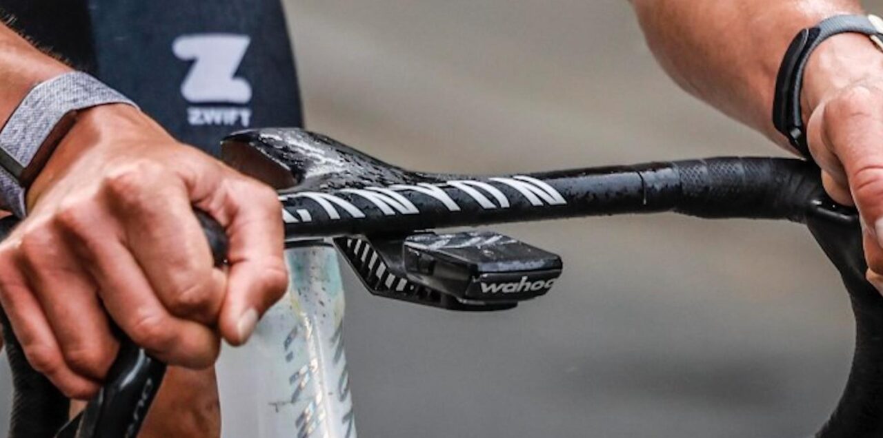 Alweer een nieuwe Wahoo? Van der Poel koerst met nieuwe fietscomputer