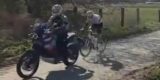 Valsspelerij? Tadej Pogacar knalde naar KOMs uit Parijs-Roubaix achter... een motor