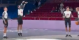UAE-renners proberen andere sport, maar bakken er niets van
