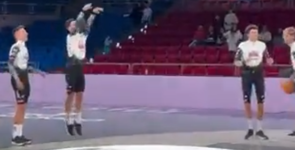 UAE-renners proberen andere sport, maar bakken er niets van
