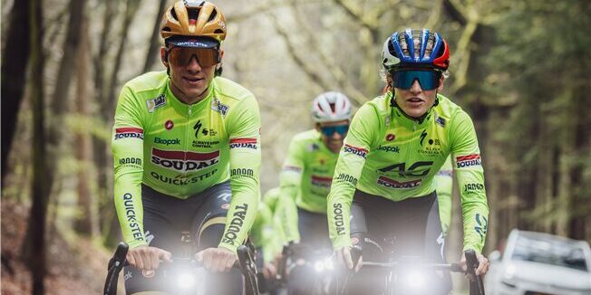 Remco Evenepoel en ploeggenoten zetten veiligheidsthema op de kaart met felle kledij