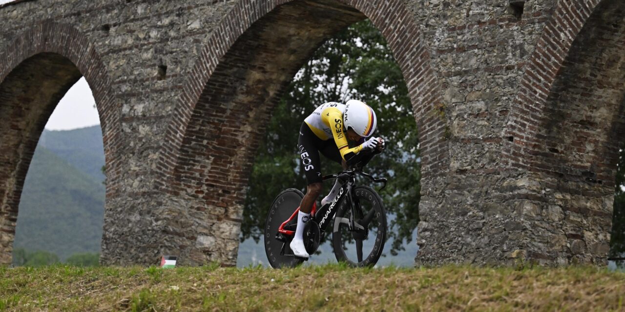 Giro 2025: Beelden van harde valpartij Egan Bernal in tijdrit naar Pisa opgedoken