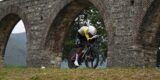 Giro 2025: Beelden van harde valpartij Egan Bernal in tijdrit naar Pisa opgedoken
