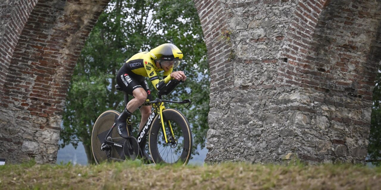 Simon Yates valt niet op, maar staat er wel uitstekend voor in Giro: “Alles verloopt volgens plan”