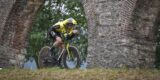 Simon Yates valt niet op, maar staat er wel uitstekend voor in Giro: “Alles verloopt volgens plan”