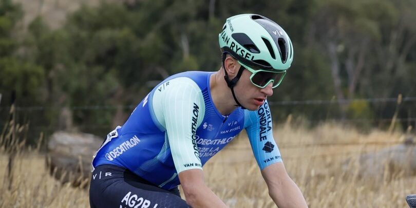 Giro 2025: Geoffrey Bouchard loopt meerdere breuken op bij valpartij in openingsrit
