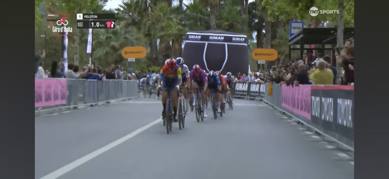 Giro 2025: Waarom staat er elke rit een opblaasbare onderbroek in de laatste kilometer?