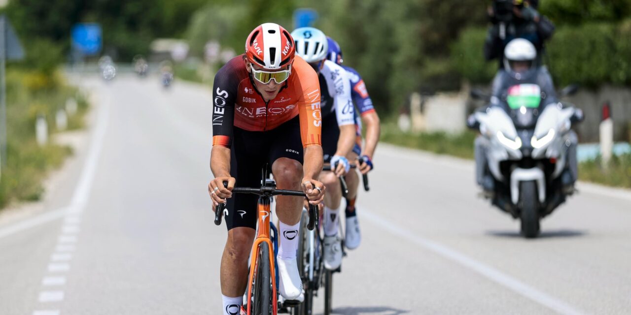 Giro 2025: Joshua Tarling komt niet ongeschonden uit valpartij
