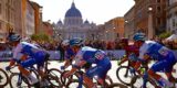 Giro 2025: Paus Leo XIV groet renners tijdens de slotetappe