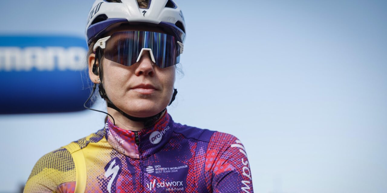 Rampdag voor Anna van der Breggen in het Baskenland: harde val én bestraft door jury