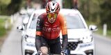 Giro 2025: Arensman valt op gladde wegen in cruciale bergrit, Tarling geeft op na zware crash