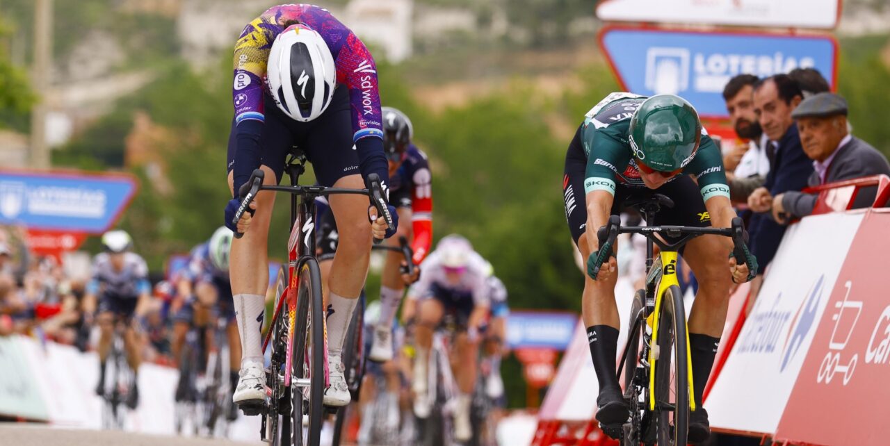 Marianne Vos verslaat Mischa Bredewold na millimetersprint in Vuelta Femenina