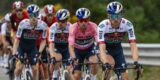 Giro 2025: Etappe naar Napoli geneutraliseerd na massale valpartij, Roglic verliest meesterknecht