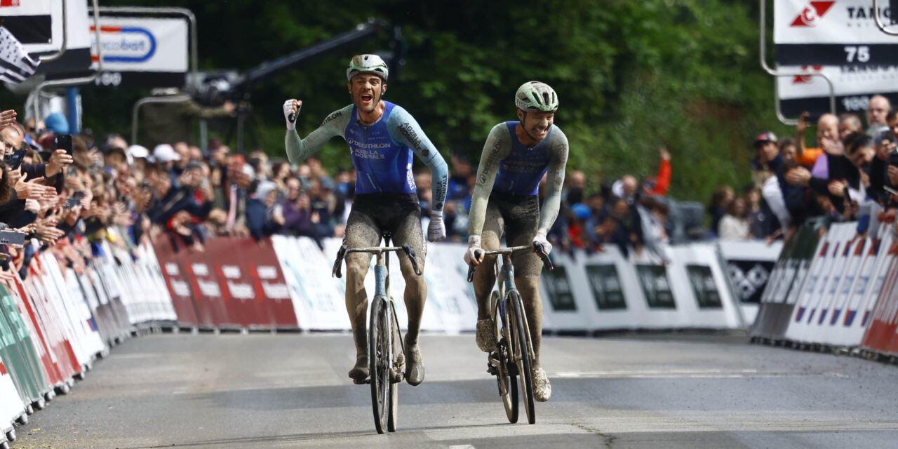Tro-Bro Léon eindigt na ontelbaar veel plottwists in zege voor Bastien Tronchon, top-tien voor Bol