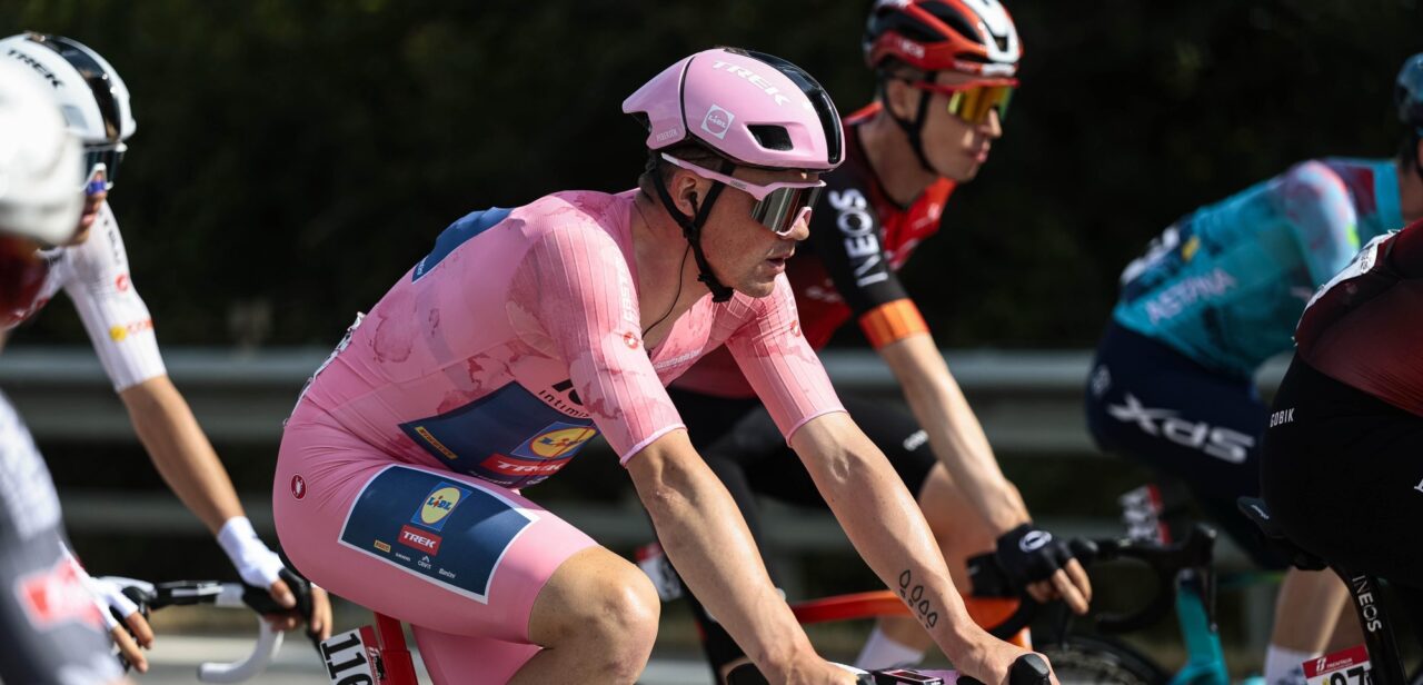 Mads Pedersen gehavend na crash: “Nooit leuk om met 70 kilometer per uur te vallen, ik voel de pijn”