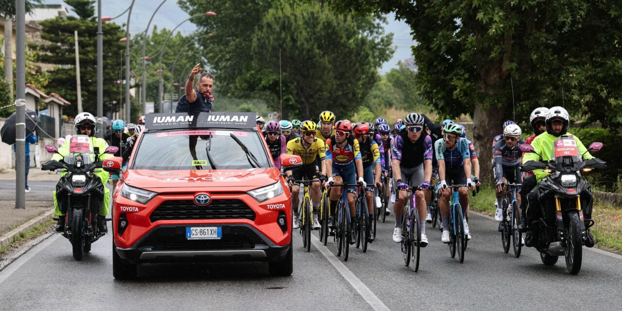 Giro 2025: Jury neemt na massale val geen tijdsverschillen op in rit naar Napoli