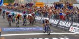 Giro 2025: Kaden Groves snelt na neutralisatie naar zege in Napoli, Taco van der Hoorn stunt bijna