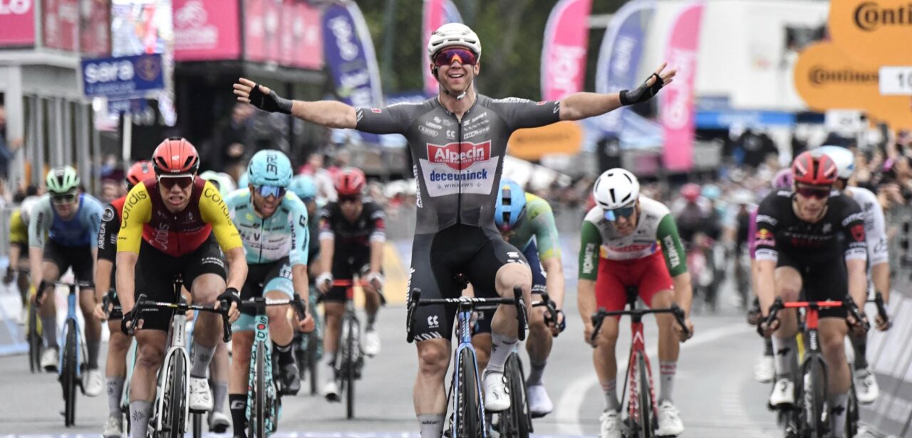 Giro 2025: Liveblog etappe 6 naar Napoli – Reacties op winst Groves in hectische etappe met neutralisatie