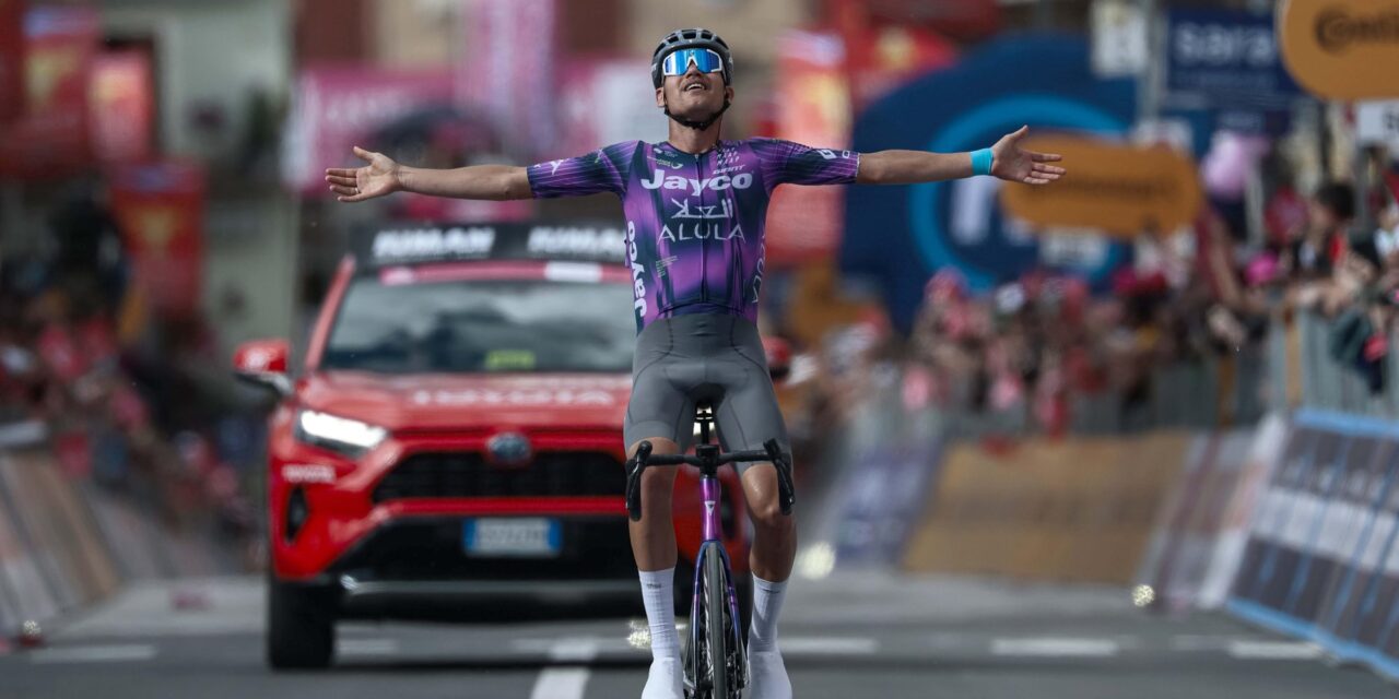 Giro 2025: Luke Plapp wint vluchtersrit bomvol actie, Wilco Kelderman strandt op plek twee