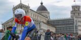 Giro 2025: Daan Hoole stunt met tijdritzege in Pisa, Primoz Roglic doet goede zaken in klassement