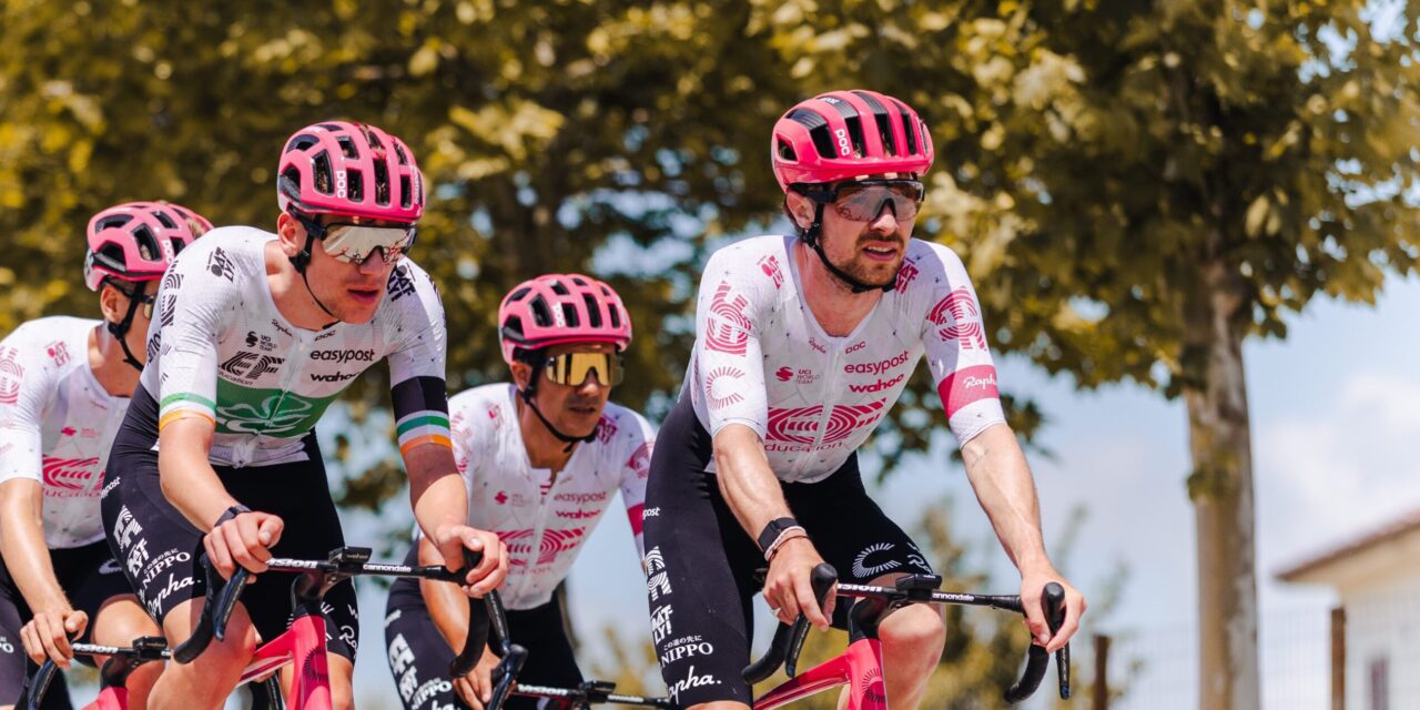 Giro 2025: EF Education gaat vol voor eindzege Carapaz en presenteert volgens traditie nieuw tenue