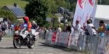Bizarre beelden: Politiemotor hindert koploper tijdens sprint om zege in Luik-Bastenaken-Luik U19