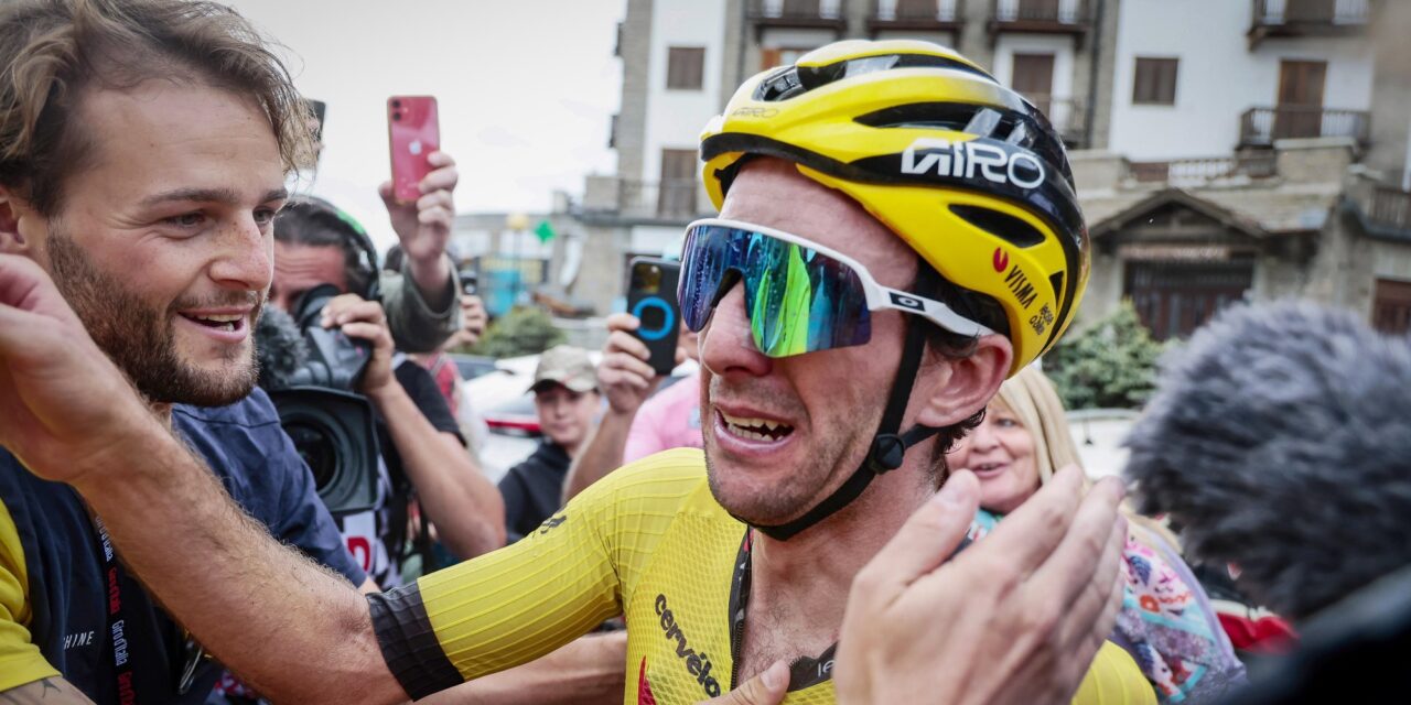 Visma | Lease a Bike ziet hoe ‘game-changer’ Van Aert roze loper uitrolt voor ‘held’ Simon Yates