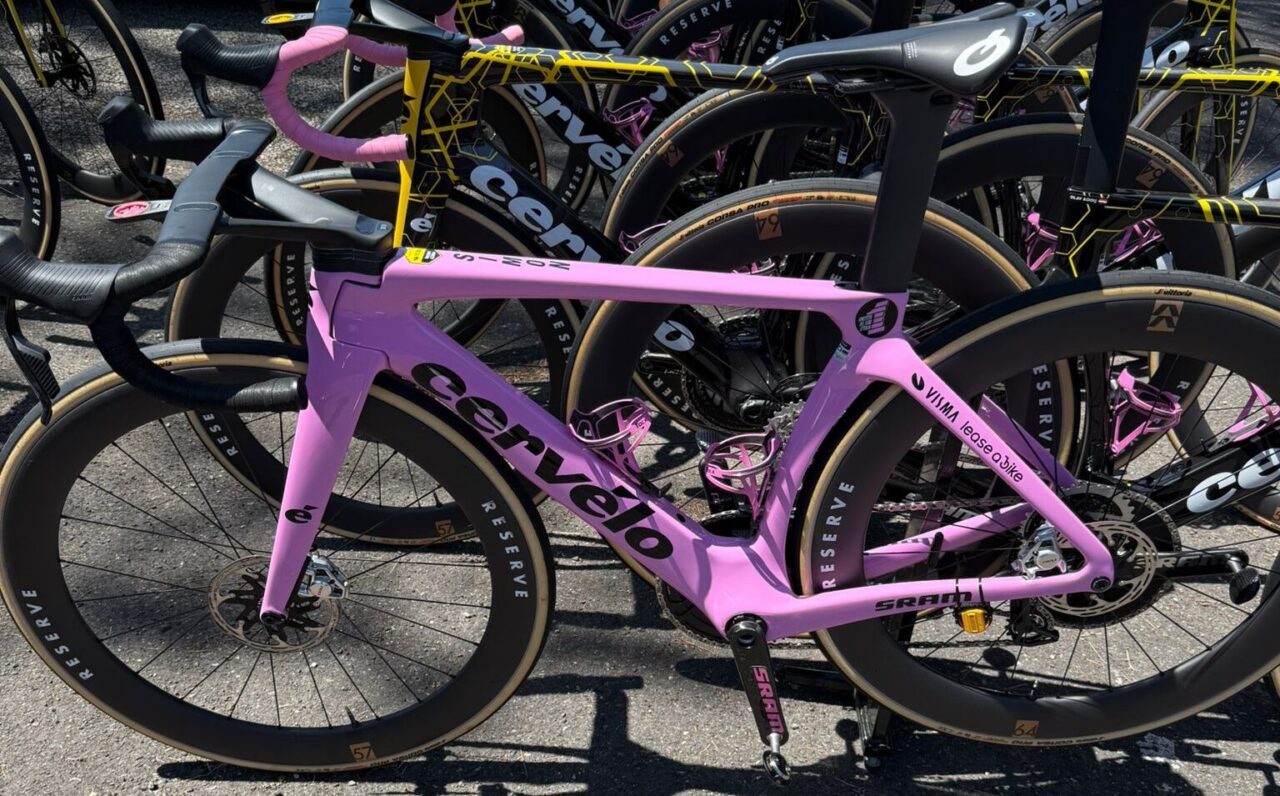 Giro 2025: Speciale zwart-roze shirts bij Visma | Lease a Bike en voor Simon Yates een knalroze fiets