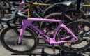 Giro 2025: Speciale zwart-roze shirts bij Visma | Lease a Bike en voor Simon Yates een knalroze fiets