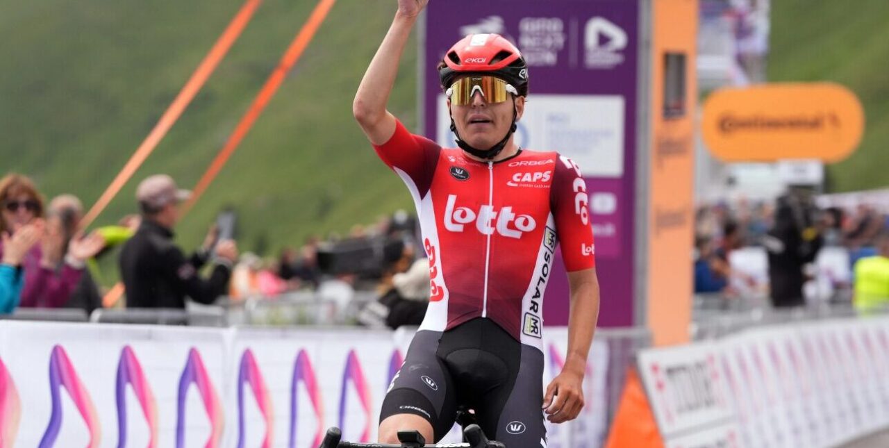 Topfavoriet Jarno Widar slaat meteen toe bij eerste klimconfrontatie in Giro Next Gen