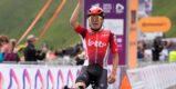 Topfavoriet Jarno Widar slaat meteen toe bij eerste klimconfrontatie in Giro Next Gen