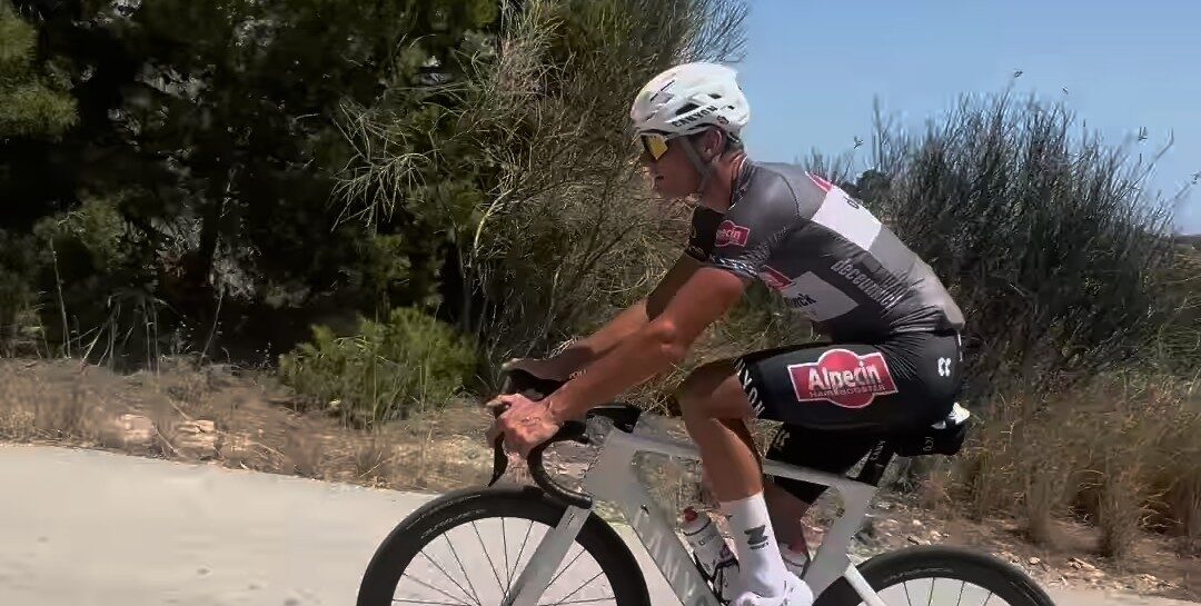 Mathieu van der Poel beult zich af onder Spaanse zon, maar komt ook even tot rust