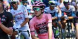 Simon Yates beleeft hoogtepunt uit carrière met eindzege in Giro: “Hier komt niets bij in de buurt”