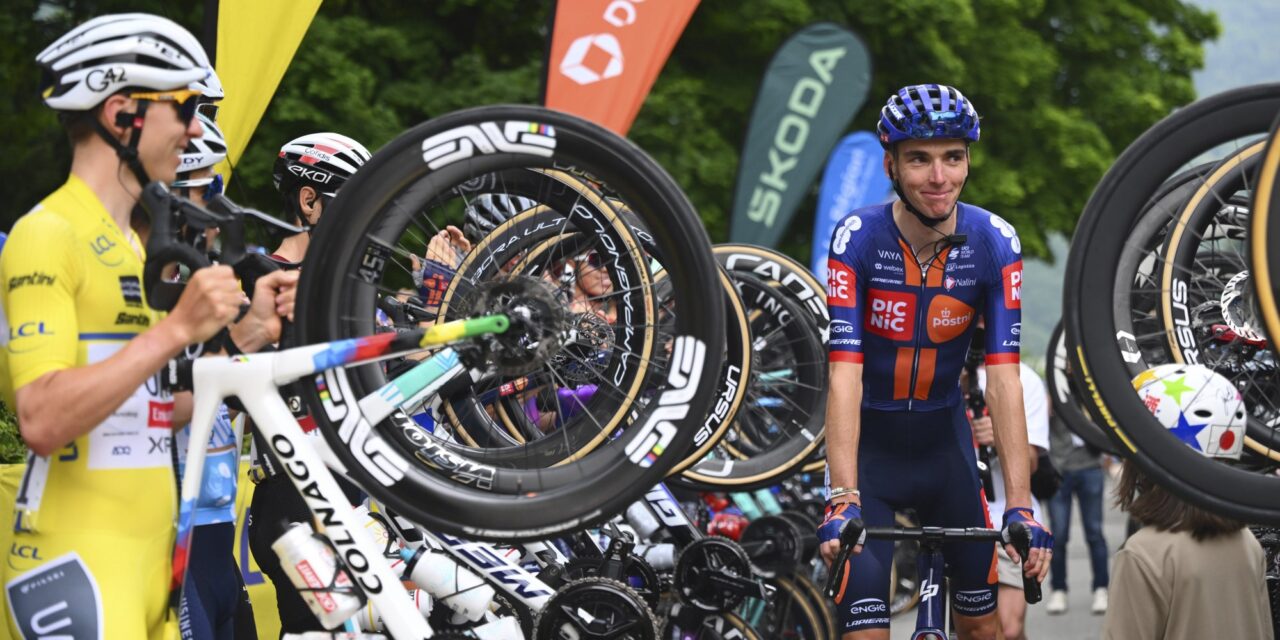 Peloton eert afscheidnemende Romain Bardet: “Moeilijk om mijn emoties de baas te blijven”