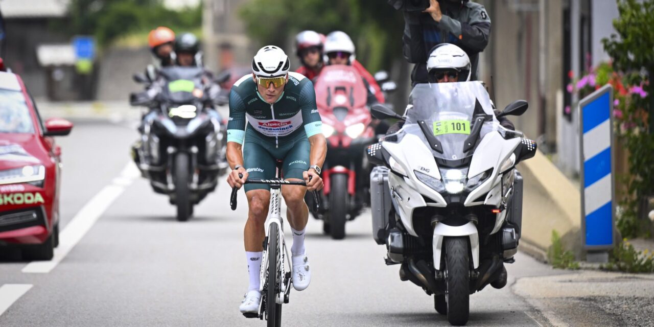 Eenzame koploper Mathieu van der Poel maakt show van slotrit Dauphiné, maar glijdt bijna weg